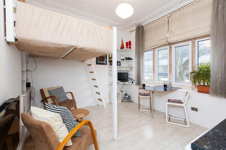 Elegant gestaltetes Wohnzimmer mit moderner Einrichtung in einer Wohnung im Building Greek Street - italianflat-ltd - 1501825 in City of Westminster, London Elegant gestaltetes Wohnzimmer mit moderner Einrichtung in einer Wohnung im Building Greek Street - italianflat-ltd - 1501825 in City of Westminster, London