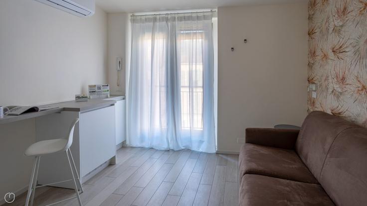 Building Via Metastasio - italianway-spa - 1538307 adresindeki bir dairede modern mobilyalarla zarif bir şekilde tasarlanmış oturma odası Milan, Milan