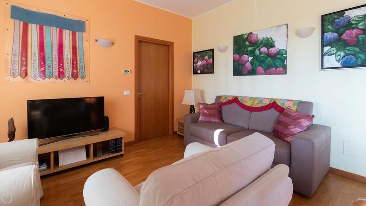 Salle de séjour élégante avec mobilier moderne dans un appartement à Building Via Leone Tolstoi - italianway-spa - 1538386 à Milan, Milan