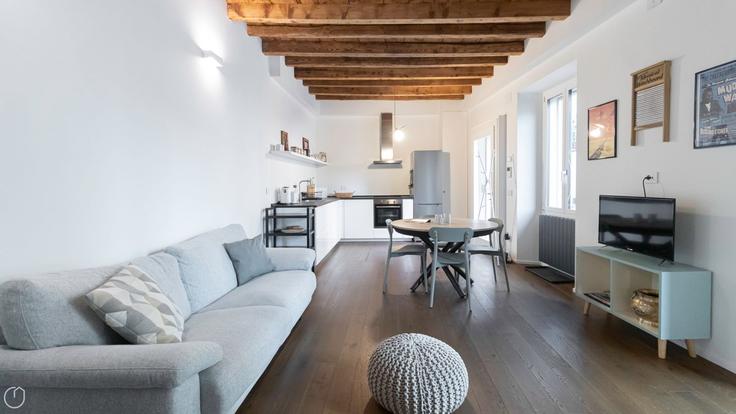 Elegant gestaltetes Wohnzimmer mit moderner Einrichtung in einer Wohnung im Building Via Vittorio Alfieri - italianway-spa - 1538399 in Milan, Milan Elegant gestaltetes Wohnzimmer mit moderner Einrichtung in einer Wohnung im Building Via Vittorio Alfieri - italianway-spa - 1538399 in Milan, Milan