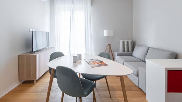 Elegant gestaltetes Wohnzimmer mit moderner Einrichtung in einer Wohnung im Building Via Giuseppe Tartini - italianway-spa - 1538462 in Milan, Milan
