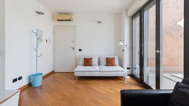 Building Via Vico Magistretti - italianway-spa - 1538557 adresindeki bir dairede modern mobilyalarla zarif bir şekilde tasarlanmış oturma odası Milan, Milan Building Via Vico Magistretti - italianway-spa - 1538557 adresindeki bir dairede modern mobilyalarla zarif bir şekilde tasarlanmış oturma odası Milan, Milan