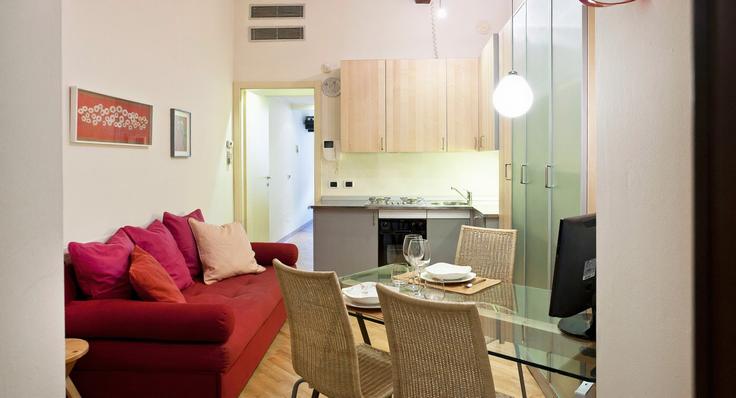 Milan, Milan에 위치한 Building Via Fiori Chiari - italianway-spa - 1538139 유닛의 세련된 인테리어가 돋보이는 거실 Milan, Milan에 위치한 Building Via Fiori Chiari - italianway-spa - 1538139 유닛의 세련된 인테리어가 돋보이는 거실