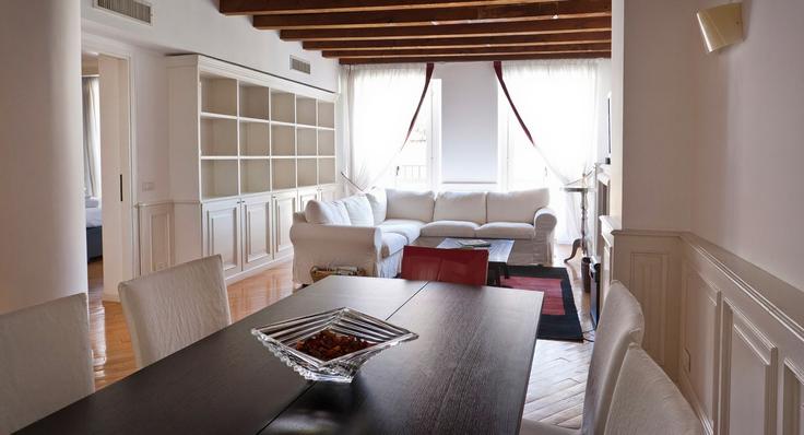 Milan, Milan에 위치한 Building Corso Garibaldi - italianway-spa - 1538145 유닛의 세련된 인테리어가 돋보이는 거실 Milan, Milan에 위치한 Building Corso Garibaldi - italianway-spa - 1538145 유닛의 세련된 인테리어가 돋보이는 거실