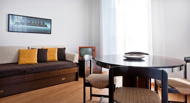 Elegant gestaltetes Wohnzimmer mit moderner Einrichtung in einer Wohnung im Building Via Telemaco Signorini - italianway-spa - 1538190 in Milan, Milan Elegant gestaltetes Wohnzimmer mit moderner Einrichtung in einer Wohnung im Building Via Telemaco Signorini - italianway-spa - 1538190 in Milan, Milan