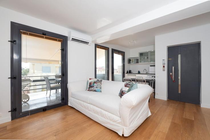 Salle de séjour élégante avec mobilier moderne dans un appartement à Building Ivis - ivy-vacation-rentals - 1503072 à Central Athens, Athens