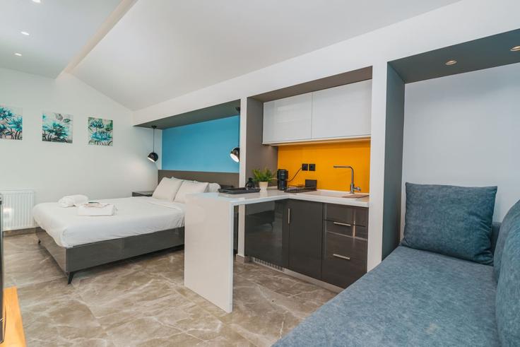 Salle de séjour élégante avec mobilier moderne dans un appartement à Building Pinotsi - ivy-vacation-rentals - 1503073 à Central Athens, Athens