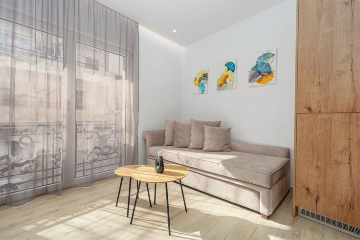 Salle de séjour élégante avec mobilier moderne dans un appartement à Building Pinotsi - ivy-vacation-rentals - 1503040 à Central Athens, Athens