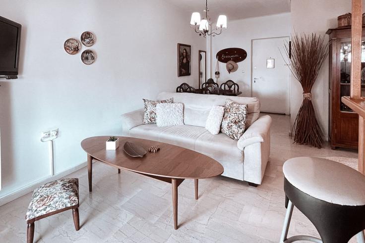 Salle de séjour élégante avec mobilier moderne dans un appartement à Building Friderikou Smith - ivy-vacation-rentals - 1503041 à Central Athens, Athens