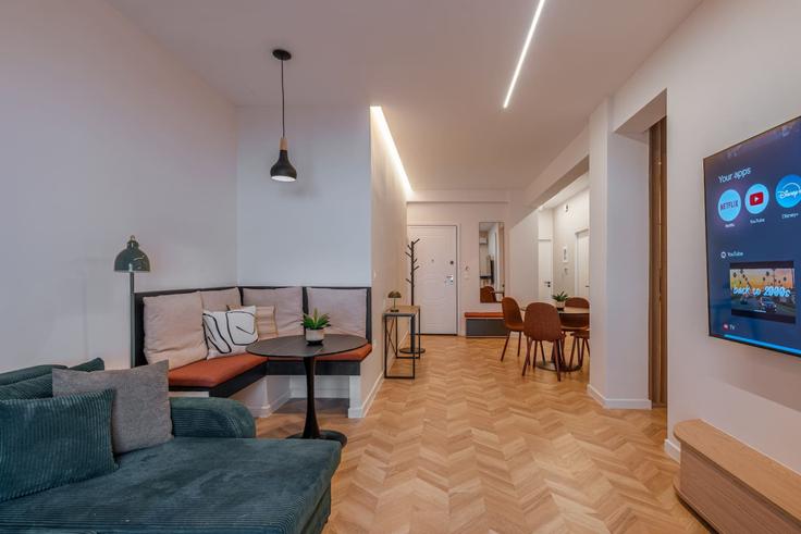 Sala de estar elegantemente projetada com móveis modernos em um apartamento no Building Mikalis - ivy-vacation-rentals - 1503046 em Central Athens, Athens