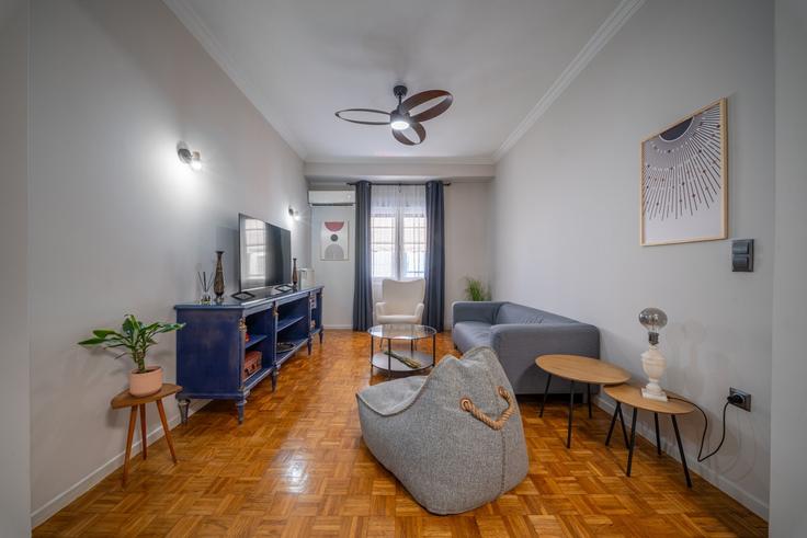 Elegant gestaltetes Wohnzimmer mit moderner Einrichtung in einer Wohnung im Building Loid Tzortz - ivy-vacation-rentals - 1543073 in Central Athens, Athens