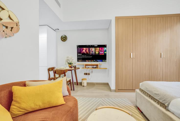 Dubai Nad Al ShebaのBuilding Tariaq Bedon Esm - ivy - 1387983のアパートメントにある、モダンな家具を備えたエレガントなデザインのリビングルーム