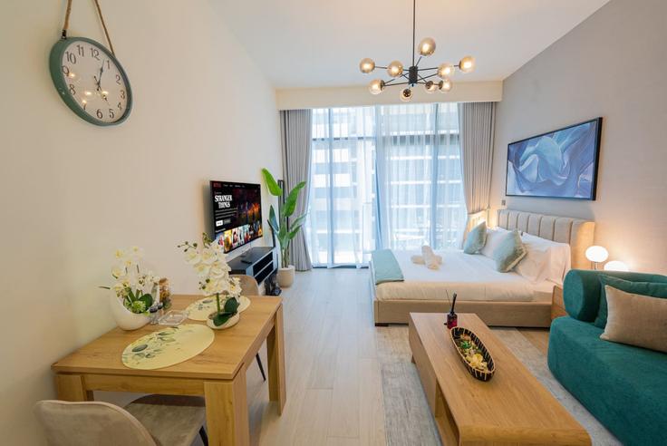 Elegant gestaltetes Wohnzimmer mit moderner Einrichtung in einer Wohnung im Building Tariaq Bedon Esm - ivy - 1387986 in Nad Al Sheba, Dubai