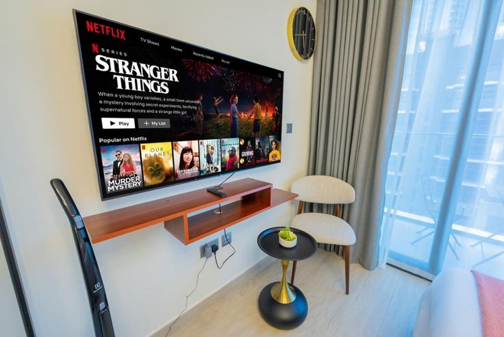 Salle de séjour élégante avec mobilier moderne dans un appartement à Building Tariaq Bedon Esm - ivy - 1387988 à Nad Al Sheba, Dubai