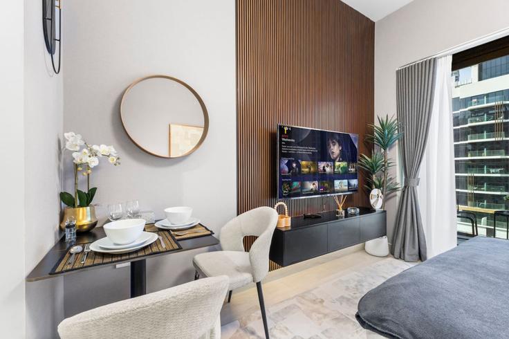 Sala de estar elegantemente projetada com móveis modernos em um apartamento no Building Tariaq Bedon Esm - ivy - 1387995 em Nad Al Sheba, Dubai