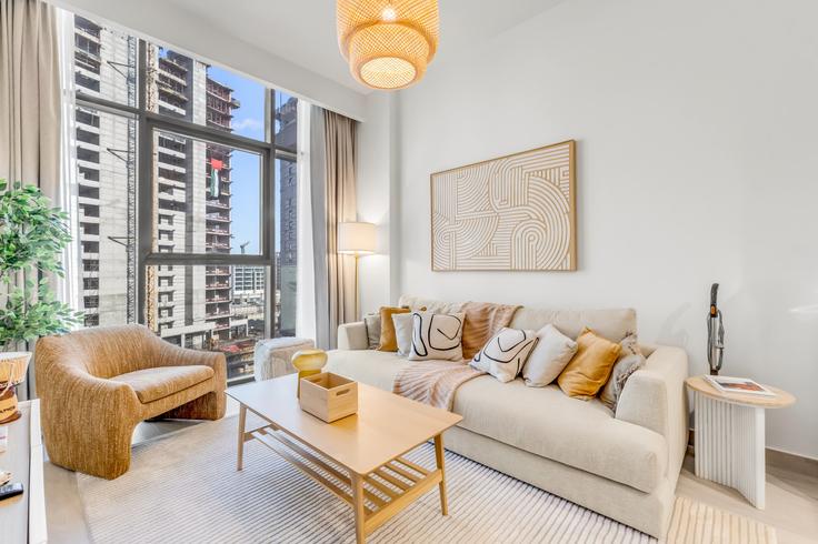 Elegant gestaltetes Wohnzimmer mit moderner Einrichtung in einer Wohnung im Building Tariaq Bedon Esm - ivy - 1387998 in Nad Al Sheba, Dubai