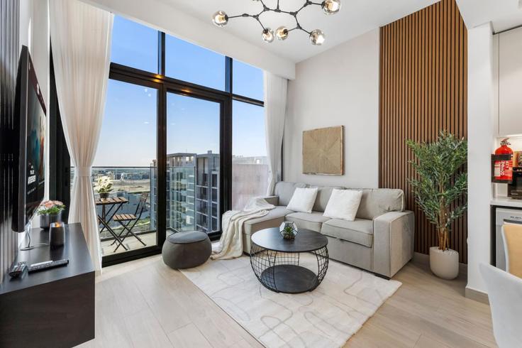 Sala de estar elegantemente projetada com móveis modernos em um apartamento no Building Tariaq Bedon Esm - ivy - 1387999 em Nad Al Sheba, Dubai