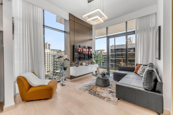 Elegante sala de estar con mobiliario moderno en un apartamento en Building Tariaq Bedon Esm - ivy - 1388000 en Nad Al Sheba, Dubai