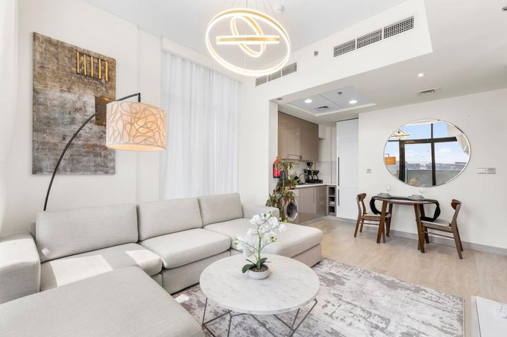 Elegant gestaltetes Wohnzimmer mit moderner Einrichtung in einer Wohnung im Building Tariaq Bedon Esm - ivy - 1388001 in Nad Al Sheba, Dubai