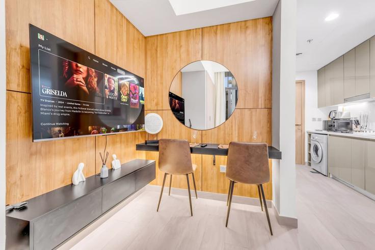 Elegante sala de estar con mobiliario moderno en un apartamento en Building Tariaq Bedon Esm - ivy - 1388006 en Nad Al Sheba, Dubai