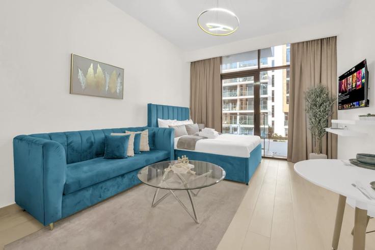 Elegant gestaltetes Wohnzimmer mit moderner Einrichtung in einer Wohnung im Building Tariaq Bedon Esm - ivy - 1388009 in Nad Al Sheba, Dubai