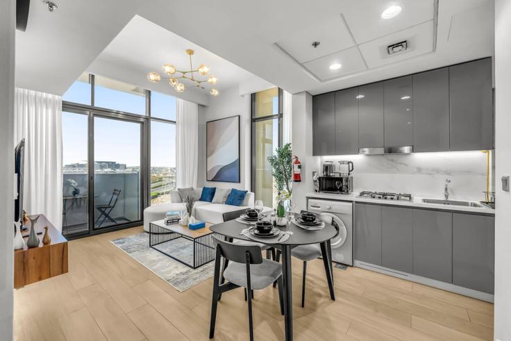 Elegant gestaltetes Wohnzimmer mit moderner Einrichtung in einer Wohnung im Building Meydan One Street - ivy - 1388015 in Nad Al Sheba, Dubai