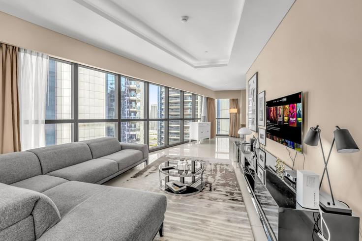Sala de estar elegantemente projetada com móveis modernos em um apartamento no Building Al Khaleej Al Tejari 2 Street - ivy - 1388017 em Business Bay, Dubai