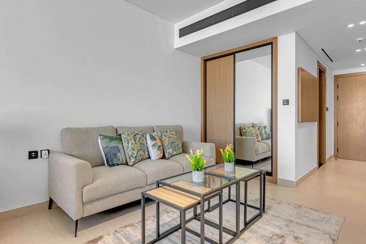 Elegant gestaltetes Wohnzimmer mit moderner Einrichtung in einer Wohnung im Building Kaheel Blvd - ivy - 1388034 in Jumeirah Village, Dubai