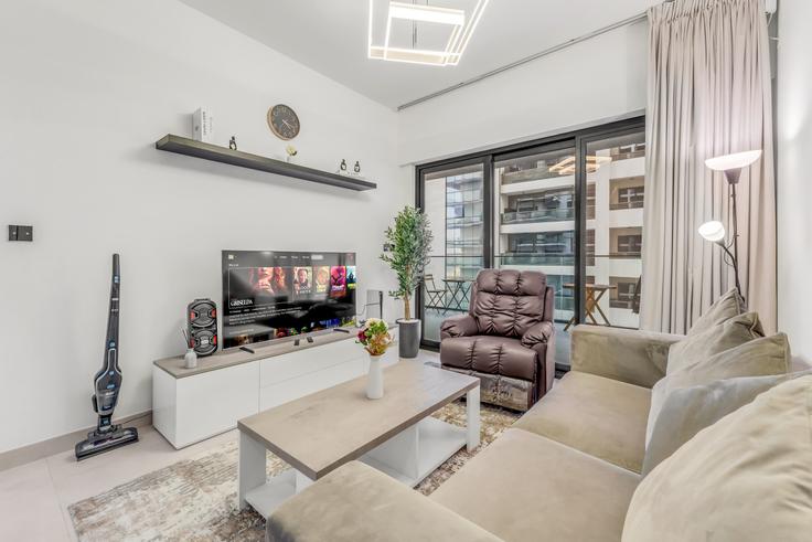 Al Jaddaf, Dubai에 위치한 Building Tariaq Bedon Esm - ivy - 1388035 유닛의 세련된 인테리어가 돋보이는 거실