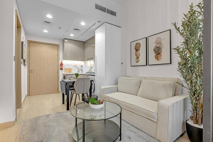 Nad Al Sheba, Dubai에 위치한 Building Tariaq Bedon Esm - ivy - 1397240 유닛의 세련된 인테리어가 돋보이는 거실