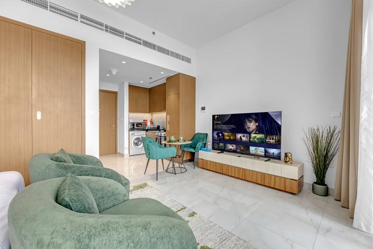 Elegant gestaltetes Wohnzimmer mit moderner Einrichtung in einer Wohnung im Building Tariaq Bedon Esm - ivy - 1512998 in Al Hebiah Second, Dubai
