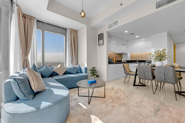 Sala de estar elegantemente projetada com móveis modernos em um apartamento no Building Al Khaleej Al Tejari 2 Street - ivy - 1512999 em Business Bay, Dubai