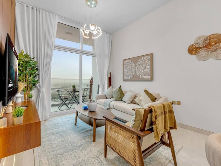 Dubai Al Barsha South ThirdのBuilding Sheikh Mohammed Bin Zayed Road - ivy - 1516269のアパートメントにある、モダンな家具を備えたエレガントなデザインのリビングルーム Dubai Al Barsha South ThirdのBuilding Sheikh Mohammed Bin Zayed Road - ivy - 1516269のアパートメントにある、モダンな家具を備えたエレガントなデザインのリビングルーム
