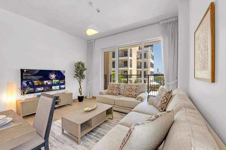 Elegantly designed living room with modern furnishings in an apartment at Building Tariaq Bedon Esm - ivy - 1538079 in Jumeirah, Dubai