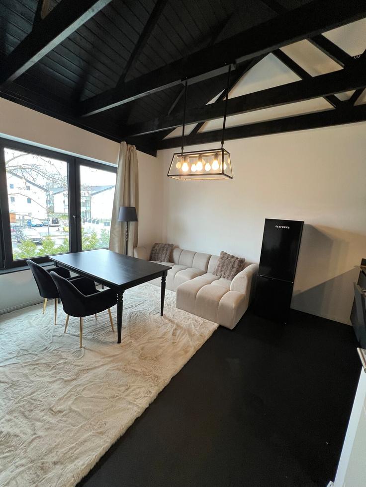Sala de estar elegantemente projetada com móveis modernos em um apartamento no Building Wegedornstraße - jacek-lipski - 1501599 em Berlin, Berlin