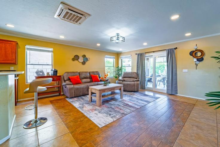 Salle de séjour élégante avec mobilier moderne dans un appartement à Building North Desert Willow Street - jacob-morgenstern - 1495034 à Casa Grande, Casa Grande Salle de séjour élégante avec mobilier moderne dans un appartement à Building North Desert Willow Street - jacob-morgenstern - 1495034 à Casa Grande, Casa Grande