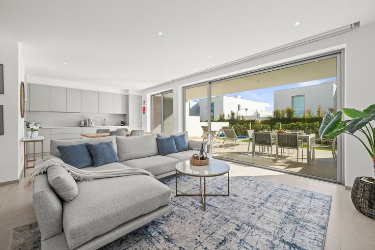 Elegant gestaltetes Wohnzimmer mit moderner Einrichtung in einer Wohnung im Building Rua José Mariano Gago - jaroslav-jezbera - 1639696 in São Gonçalo de Lagos, Lagos