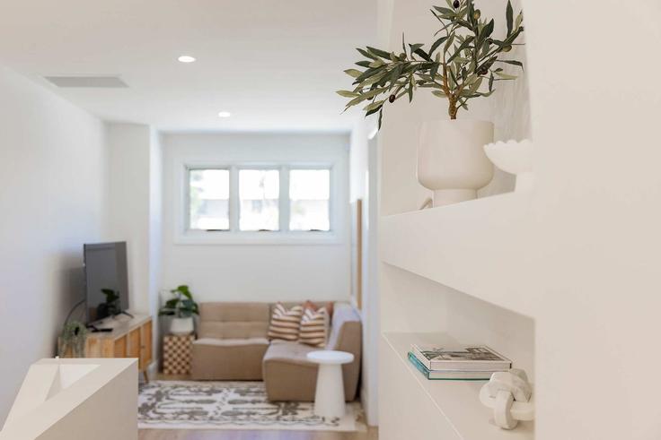 Sala de estar elegantemente projetada com móveis modernos em um apartamento no Building Nirvana Street - jennys-retreats - 1284973 - AUS em Long Jetty, Central Coast Sala de estar elegantemente projetada com móveis modernos em um apartamento no Building Nirvana Street - jennys-retreats - 1284973 - AUS em Long Jetty, Central Coast