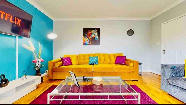 Salle de séjour élégante avec mobilier moderne dans un appartement à Building Clarendon Road - jesswood-relocations-ltd - 1330276 à Hinckley and Bosworth District, Hinckley