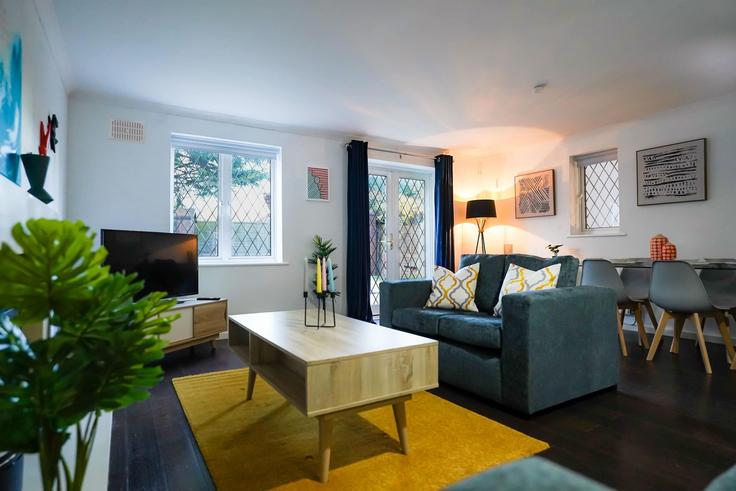 Sala de estar elegantemente projetada com móveis modernos em um apartamento no Building Corbridge Drive - jesswood-relocations-ltd - 1537958 em Luton, Luton Sala de estar elegantemente projetada com móveis modernos em um apartamento no Building Corbridge Drive - jesswood-relocations-ltd - 1537958 em Luton, Luton