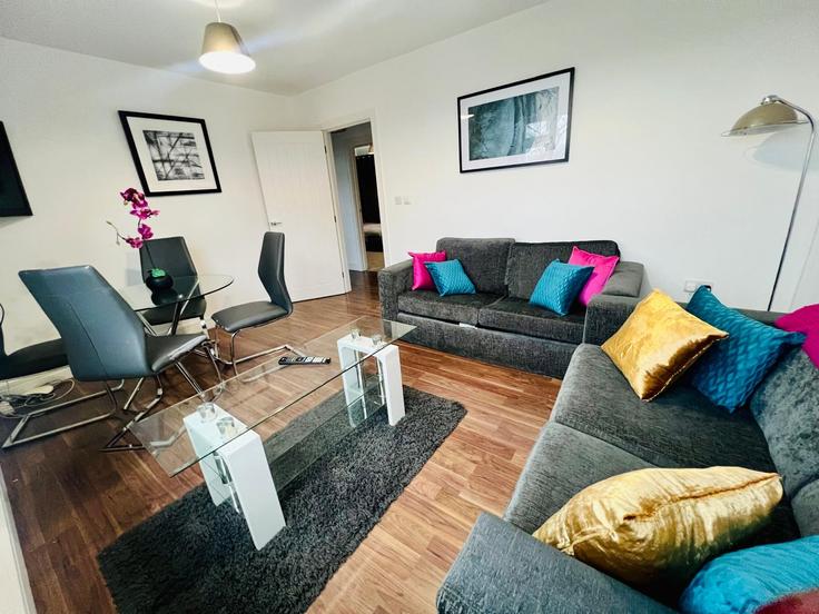 Elegante sala de estar con mobiliario moderno en un apartamento en Building Station Road - jesswood-relocations-ltd - 1537956 en Hinckley and Bosworth District, Hinckley Elegante sala de estar con mobiliario moderno en un apartamento en Building Station Road - jesswood-relocations-ltd - 1537956 en Hinckley and Bosworth District, Hinckley