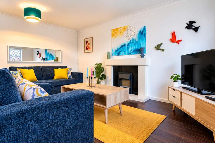 Elegante sala de estar con mobiliario moderno en un apartamento en Building Corbridge Drive - jesswood-relocations-ltd - 1537958 en Luton, Luton Elegante sala de estar con mobiliario moderno en un apartamento en Building Corbridge Drive - jesswood-relocations-ltd - 1537958 en Luton, Luton