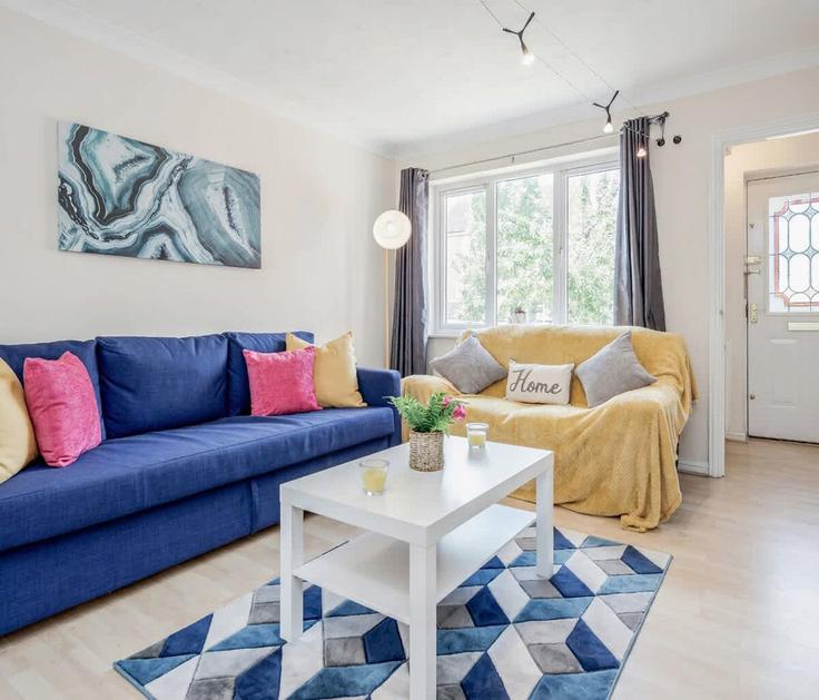 Sala de estar elegantemente projetada com móveis modernos em um apartamento no Building Dunraven Avenue - jesswood-relocations-ltd - 1330271 em Luton, Luton Sala de estar elegantemente projetada com móveis modernos em um apartamento no Building Dunraven Avenue - jesswood-relocations-ltd - 1330271 em Luton, Luton