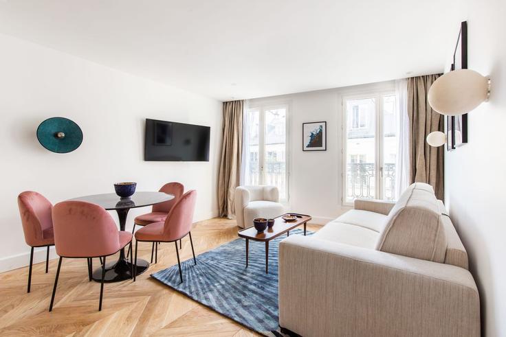 Salle de séjour élégante avec mobilier moderne dans un appartement à Building Rue Henry Monnier - jhmh - 1471184 à 9th arrondissement, Paris