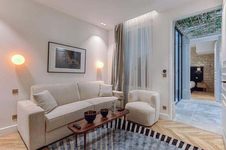 Salle de séjour élégante avec mobilier moderne dans un appartement à Building Rue Henry Monnier - jhmh - 1471191 à 9th arrondissement, Paris
