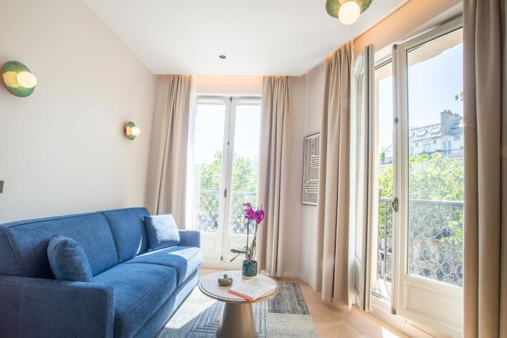 Sala de estar elegantemente projetada com móveis modernos em um apartamento no Building Boulevard de Sébastopol - jhmh - 1471200 em 3rd arrondissement, Paris
