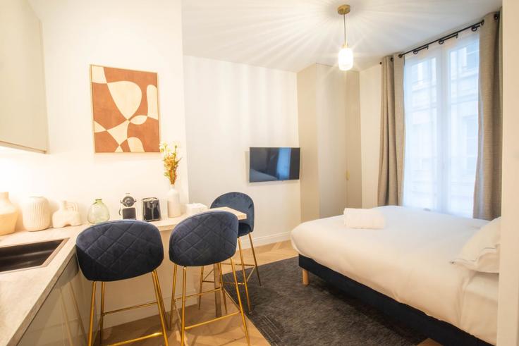 Elegant gestaltetes Wohnzimmer mit moderner Einrichtung in einer Wohnung im Building Rue de Caumartin - jhmh - 1471186 in 9th arrondissement, Paris
