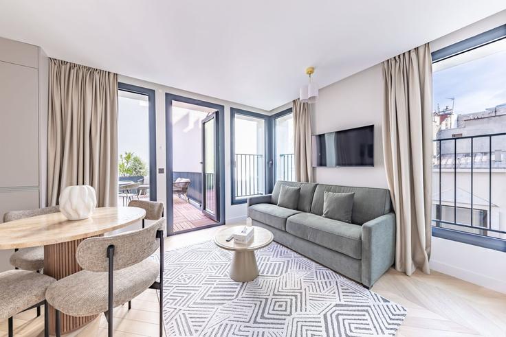 Elegant gestaltetes Wohnzimmer mit moderner Einrichtung in einer Wohnung im Building Rue de Caumartin - jhmh - 1471208 in 9th arrondissement, Paris