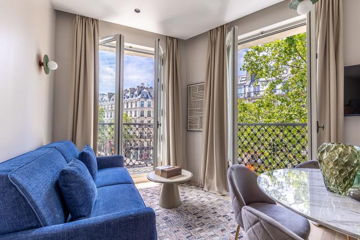 Building Boulevard de Sébastopol - jhmh - 1471201 adresindeki bir dairede modern mobilyalarla zarif bir şekilde tasarlanmış oturma odası 3rd arrondissement, Paris