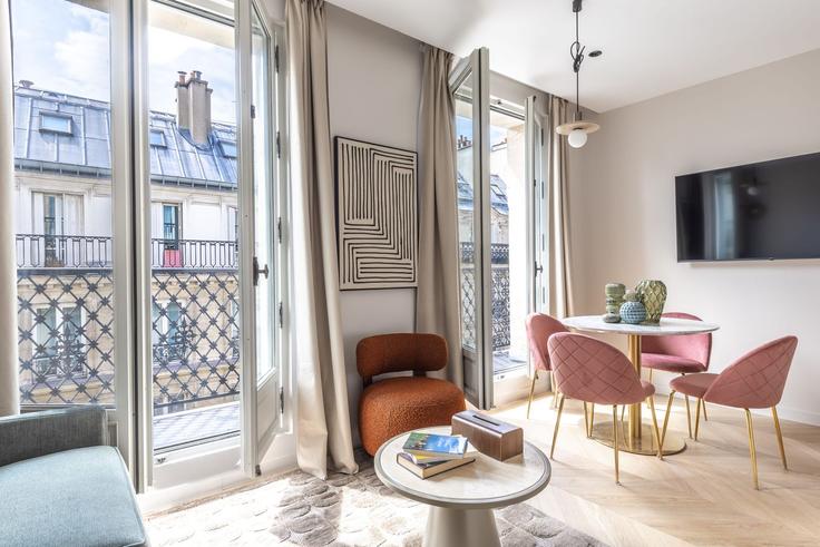 Elegant gestaltetes Wohnzimmer mit moderner Einrichtung in einer Wohnung im Building Boulevard de Sébastopol - jhmh - 1471192 in 3rd arrondissement, Paris